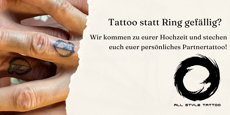 Ein frisch gestochenes Eheringtattoo auf den Händen des Brautpaars